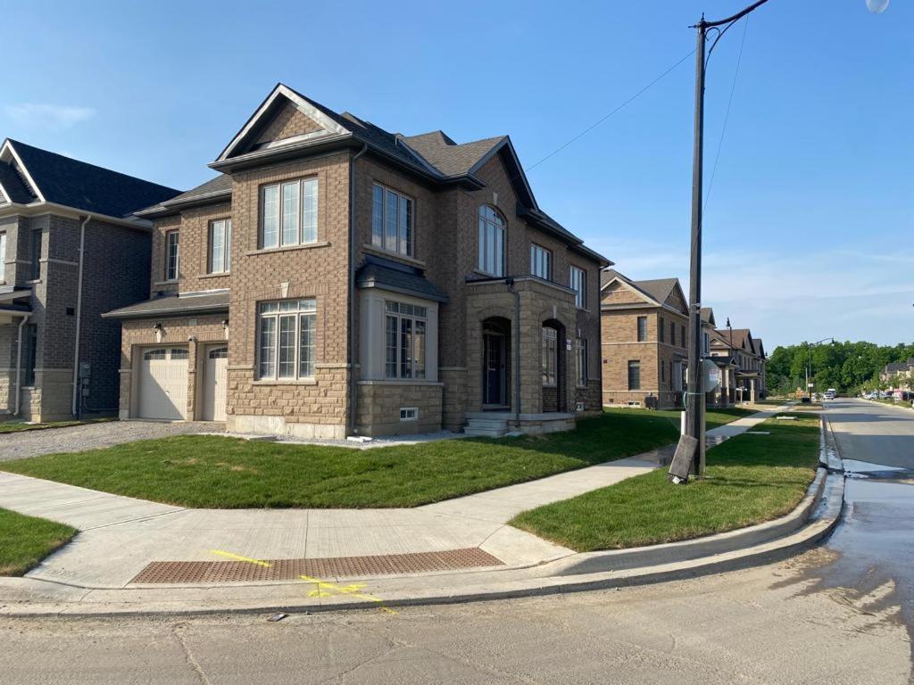 Вилла 537 Veterans Dr Brampton On L7A 0C4 Экстерьер фото