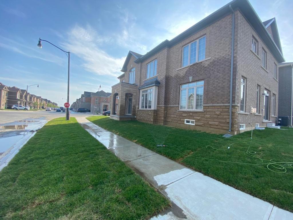 Вилла 537 Veterans Dr Brampton On L7A 0C4 Экстерьер фото